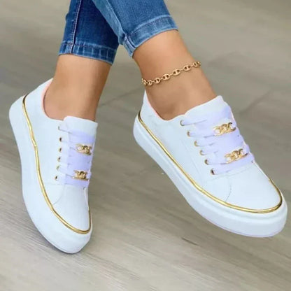 Samt-sneaker mit goldkette und kontrastsohle