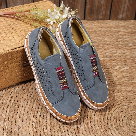 Slip-on-sneaker mit perforation und elastikeinsatz