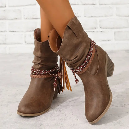 Modische Westernstiefeletten mit Zierbändern und Fransen