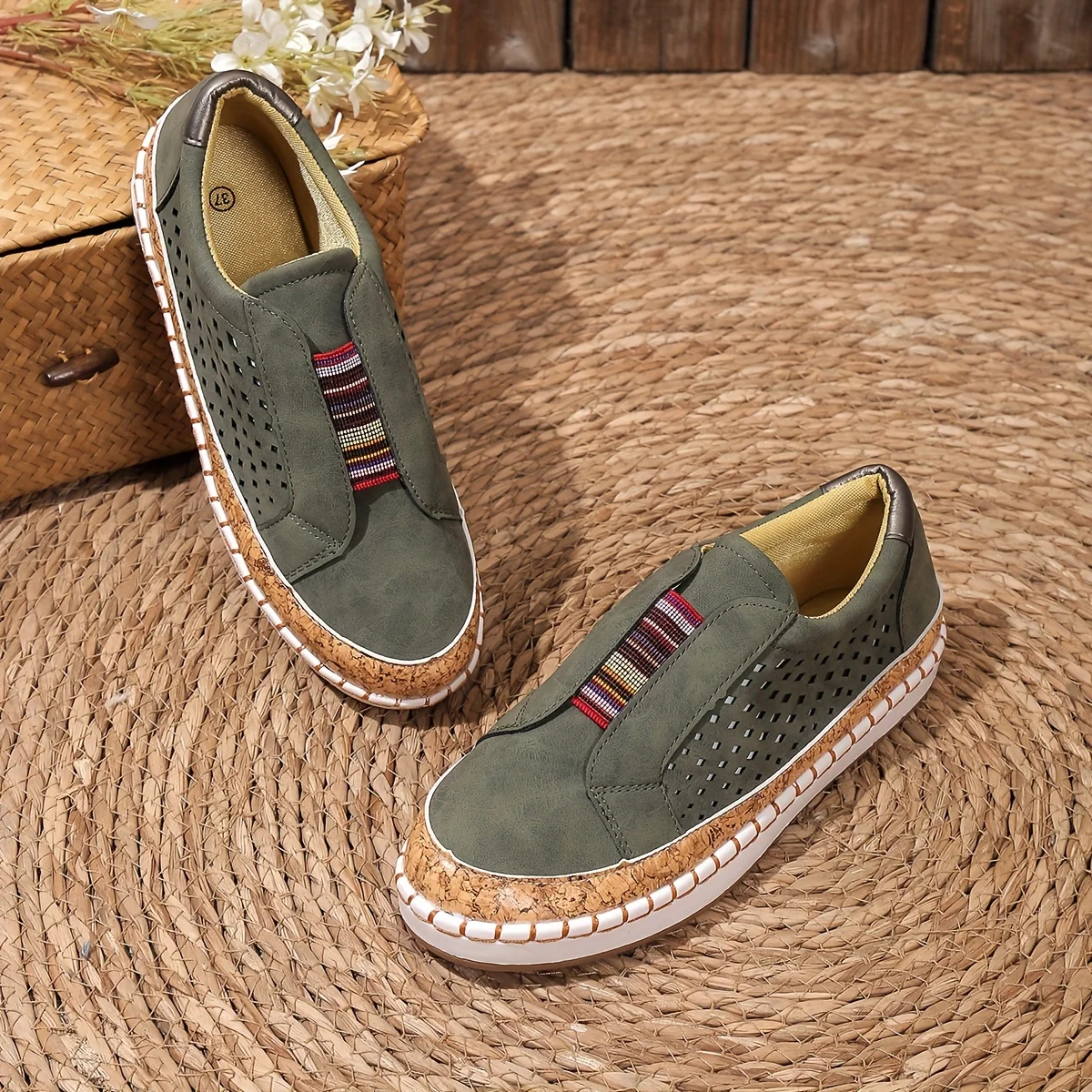 Slip-on-sneaker mit perforation und elastikeinsatz