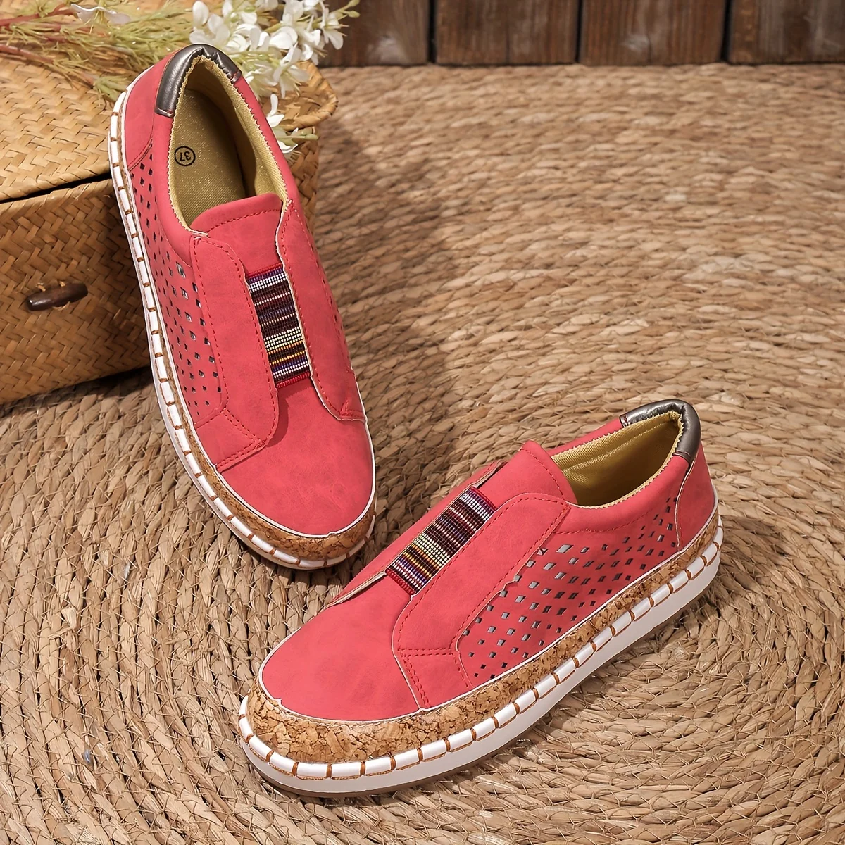 Slip-on-sneaker mit perforation und elastikeinsatz