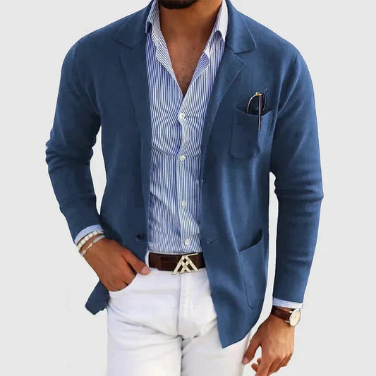 Eleganter Herrenblazer in Dunkelbraun mit Reverskragen und Knopfdetails, ideal für Business.