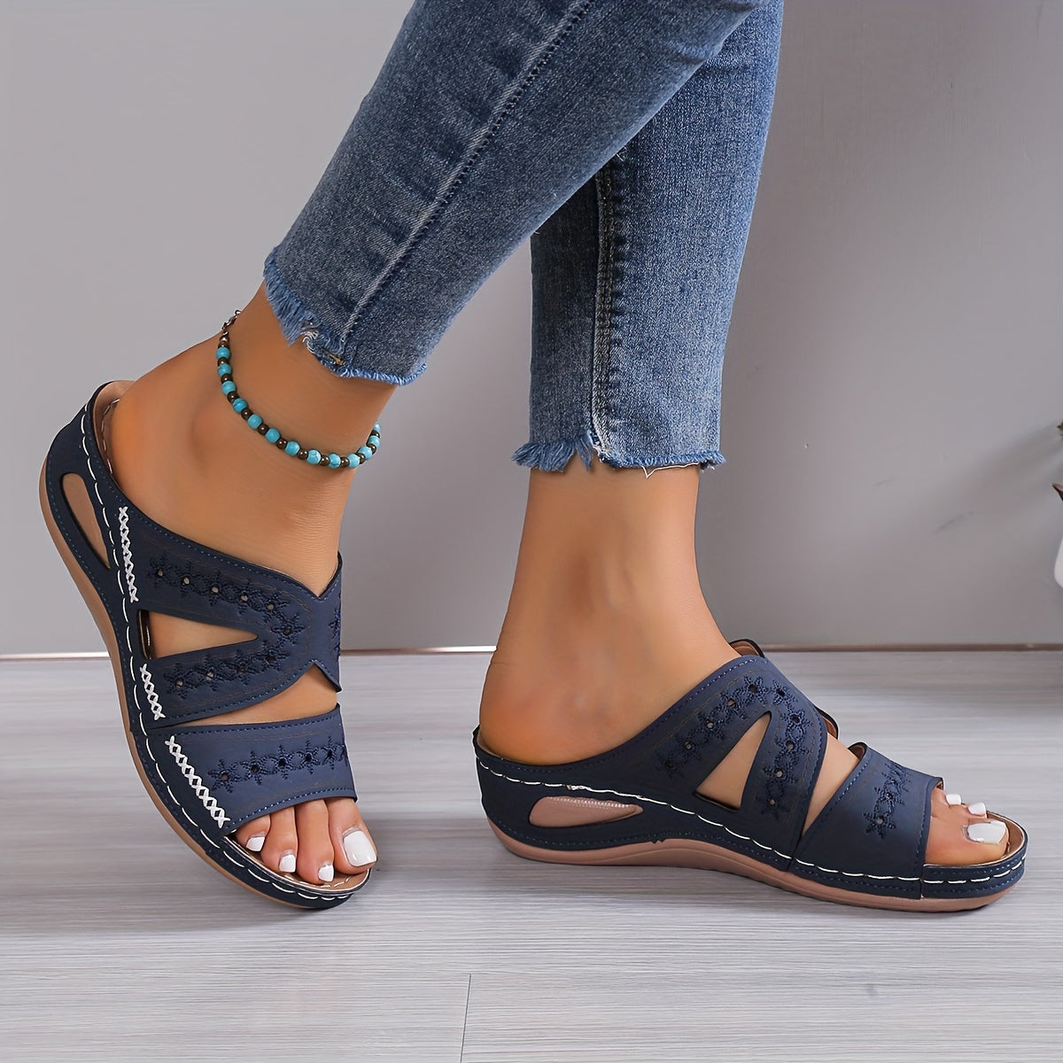 Offene Damen-Pantolette mit Zierstickerei und Keilsohle