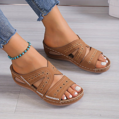 Damen Sandalen in Dunkelblau, mit Stickerei und Keilabsatz, ideal für Sommermode. Bequeme, stilvolle Schuhe für Freizeit und Alltag.