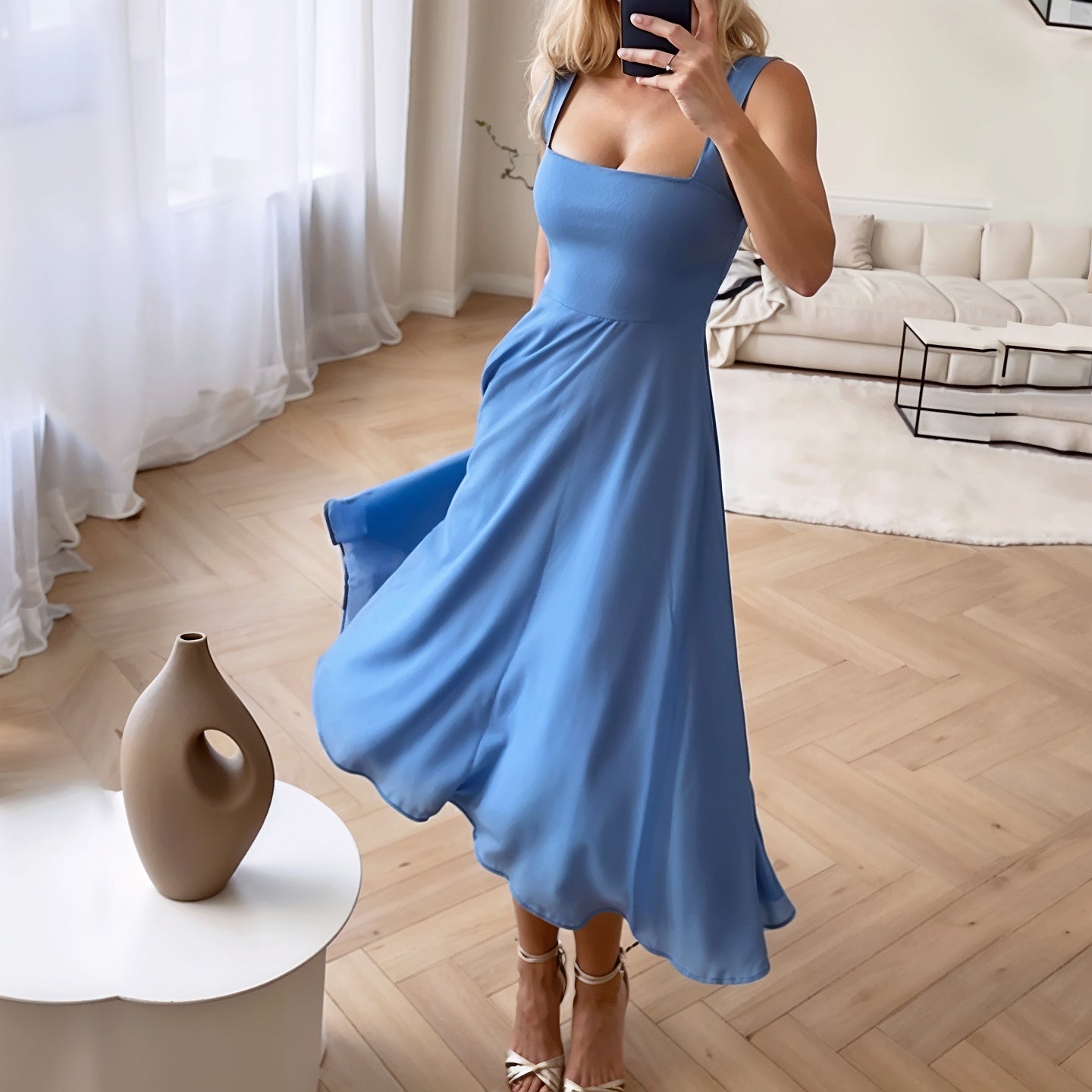 Ärmelloses Midikleid mit quadratischem Ausschnitt aus Satin