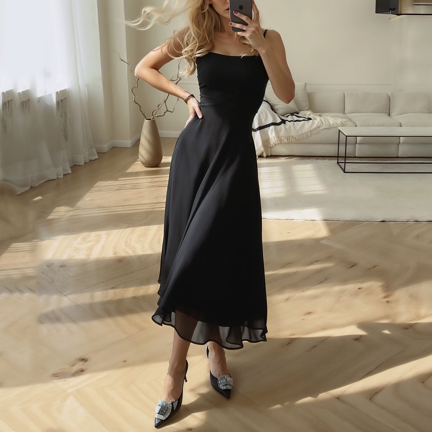 Ärmelloses Midikleid mit quadratischem Ausschnitt aus Satin