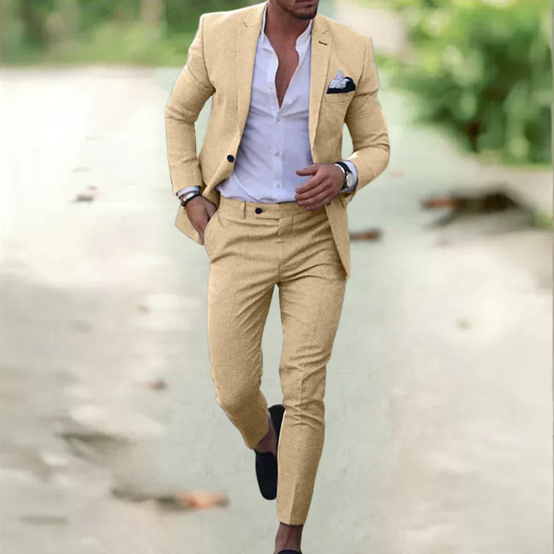 Mann im rosa Anzug, weißes Hemd, schwarze Schuhe, stilvolle Herrenmode, eleganter Look.