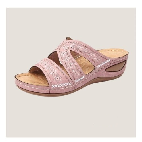 Offene Damen-Pantolette mit Zierstickerei und Keilsohle