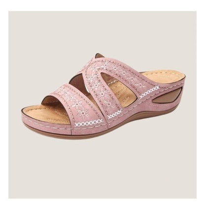 Offene Damen-Pantolette mit Zierstickerei und Keilsohle