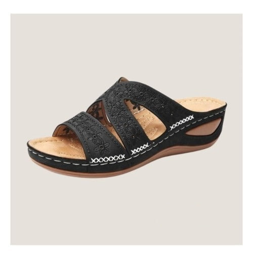 Offene Damen-Pantolette mit Zierstickerei und Keilsohle