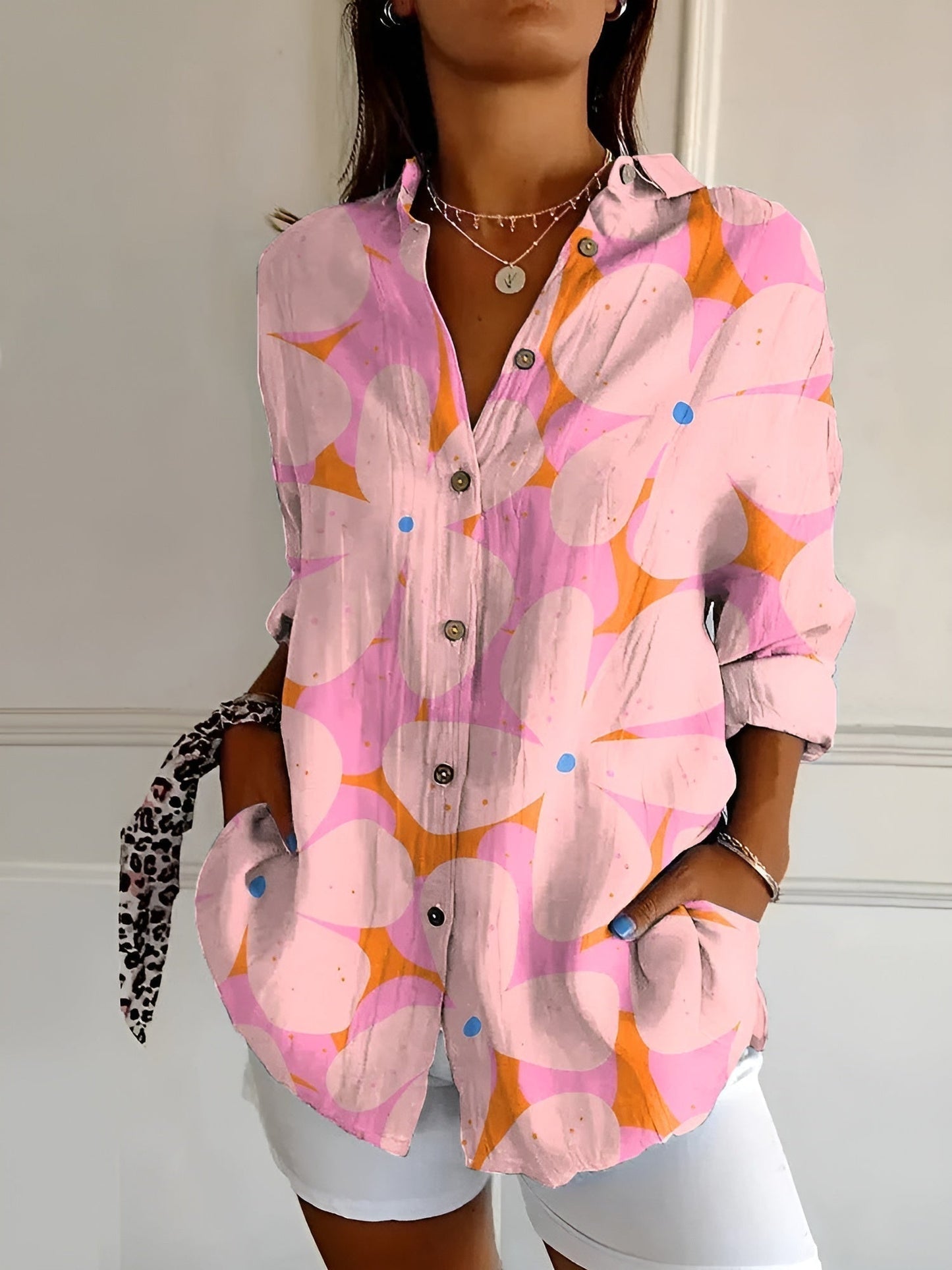 Damenbluse mit floraler Stickoptik und Knopfleiste